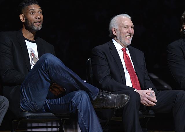 他用金钱堆 他用金钱堆